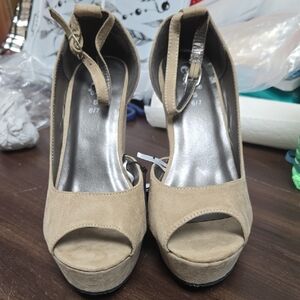 Rue21 Size 6/7 Beige Greno Platform Wedge Peep Toe Sandals